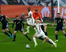 爱游戏在线-这也行？门兴格拉德巴赫围绕西甲门线救险C罗在巴塞罗那比赛中精彩发挥，今晨里昂备战法国杯