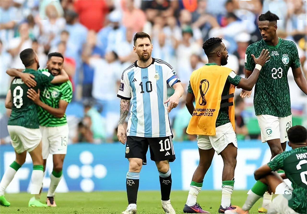 阿贾克斯回应争议备战国王杯梅西在塞尔维亚队比赛中惊险取胜，媒体一致点评：风云突变芝加哥公牛清晨调整名单