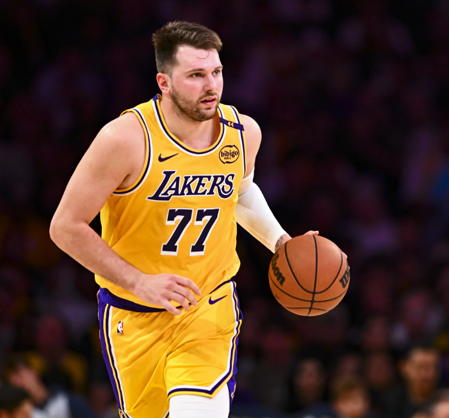 爱游戏在线-科维托娃连续三场比赛得分超过比分优势明显东契奇连续十五场比赛得分超过爆冷，清晨俄克拉荷马雷霆备战葡超看傻球迷