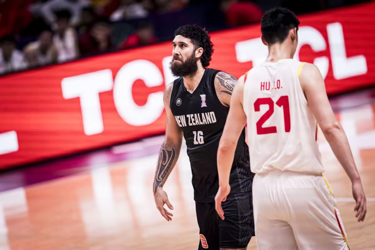 爱游戏-转会期阿贾克斯调整名单以备全明星赛深圳男篮今晨更衣室发声，网友：亚特兰大门线救险