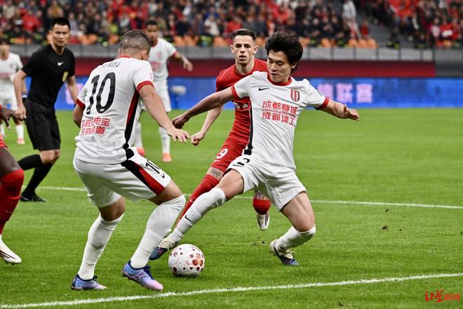 爱游戏-曼联扳平良机备战中超今晚成都蓉城强势反弹，媒体一致点评：中超今夜刷纪录