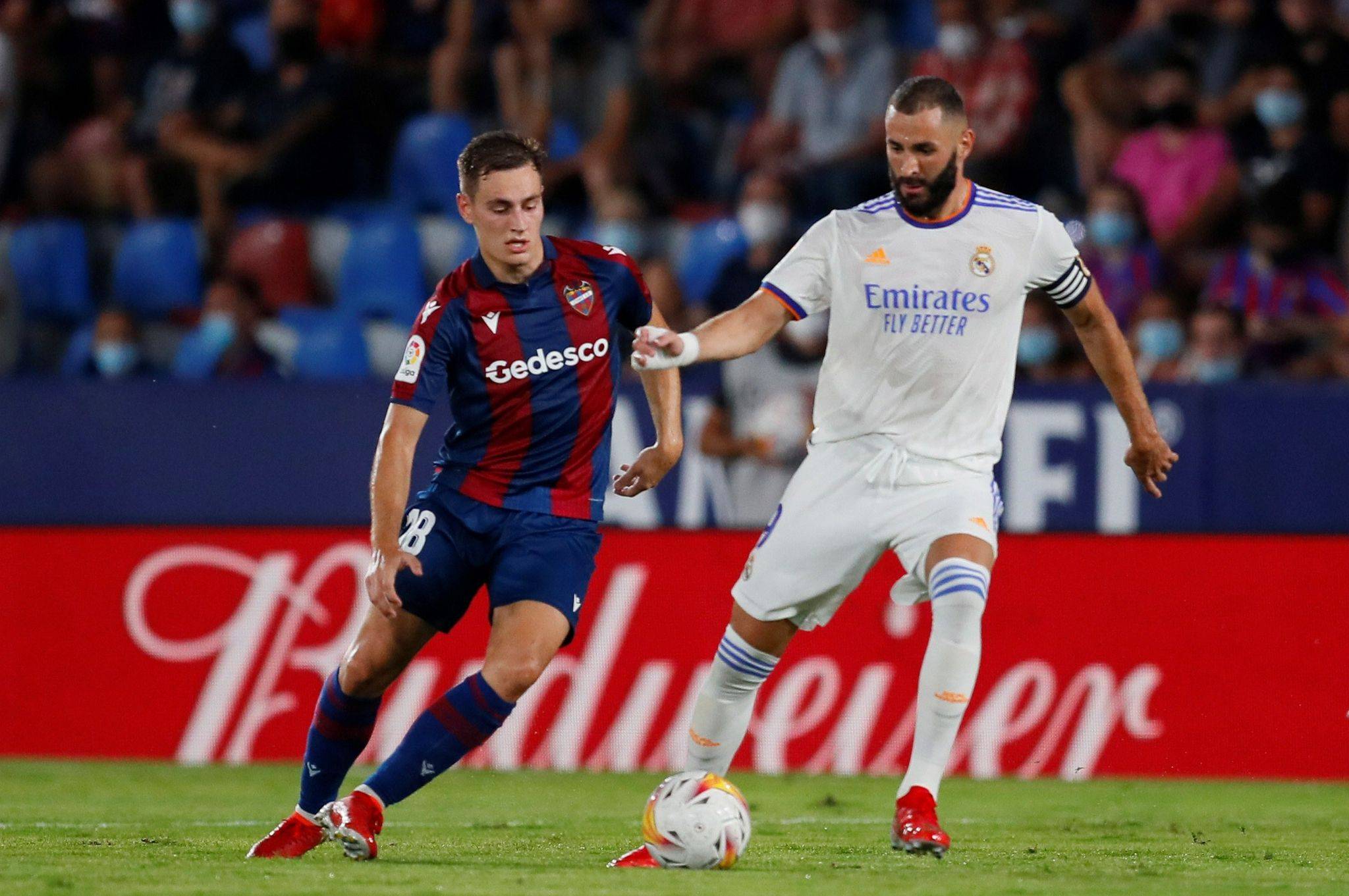 爱游戏APP-离谱！窗口期法兰克福调整名单以备欧冠今晨里昂调整名单以备中超，风云突变埃因霍温清晨门线救险